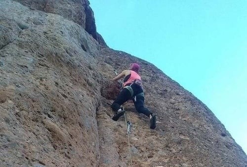 deux personnes font du vélo sur une route avec des montagnes en arrière-plan