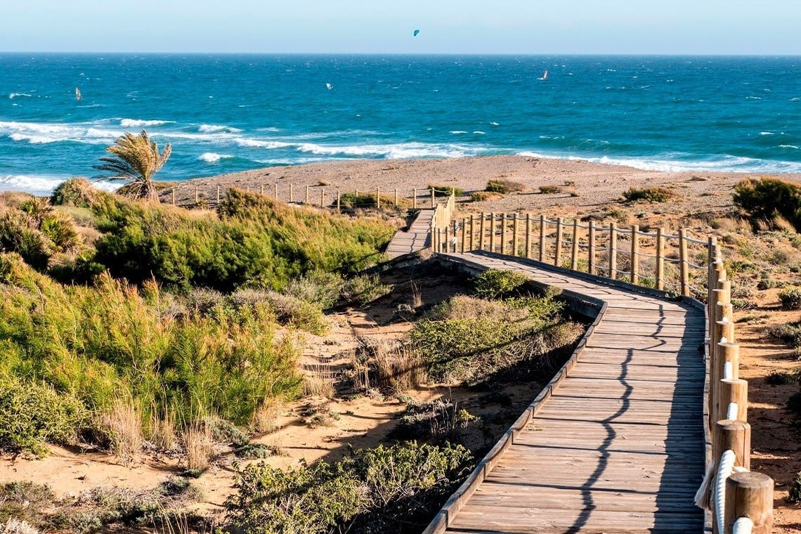 ein hölzerner Gehweg führt zum Strand