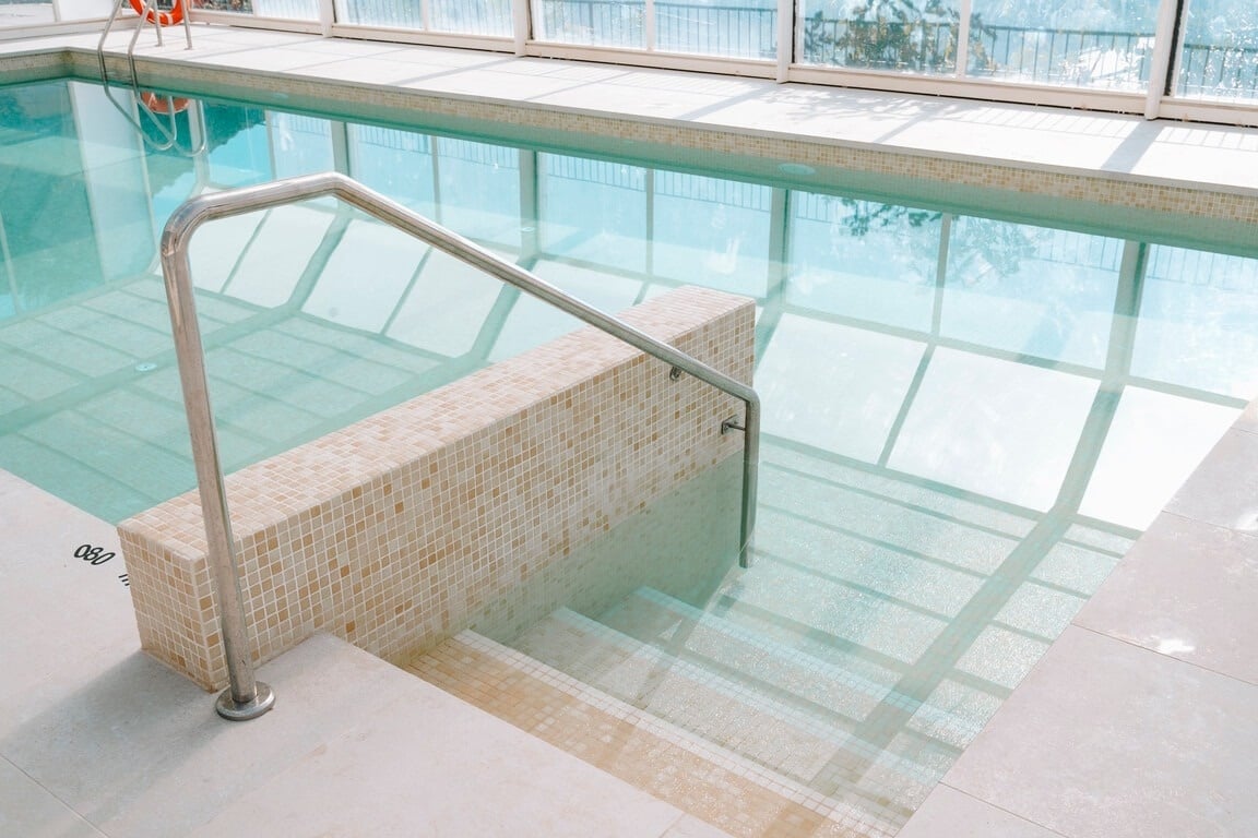 ein Mann schwimmt auf einem Surfbrett im Pool