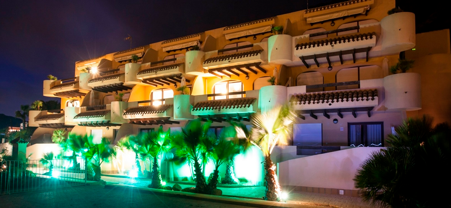 ein weißes Haus mit der Aufschrift t auf der Vorderseite