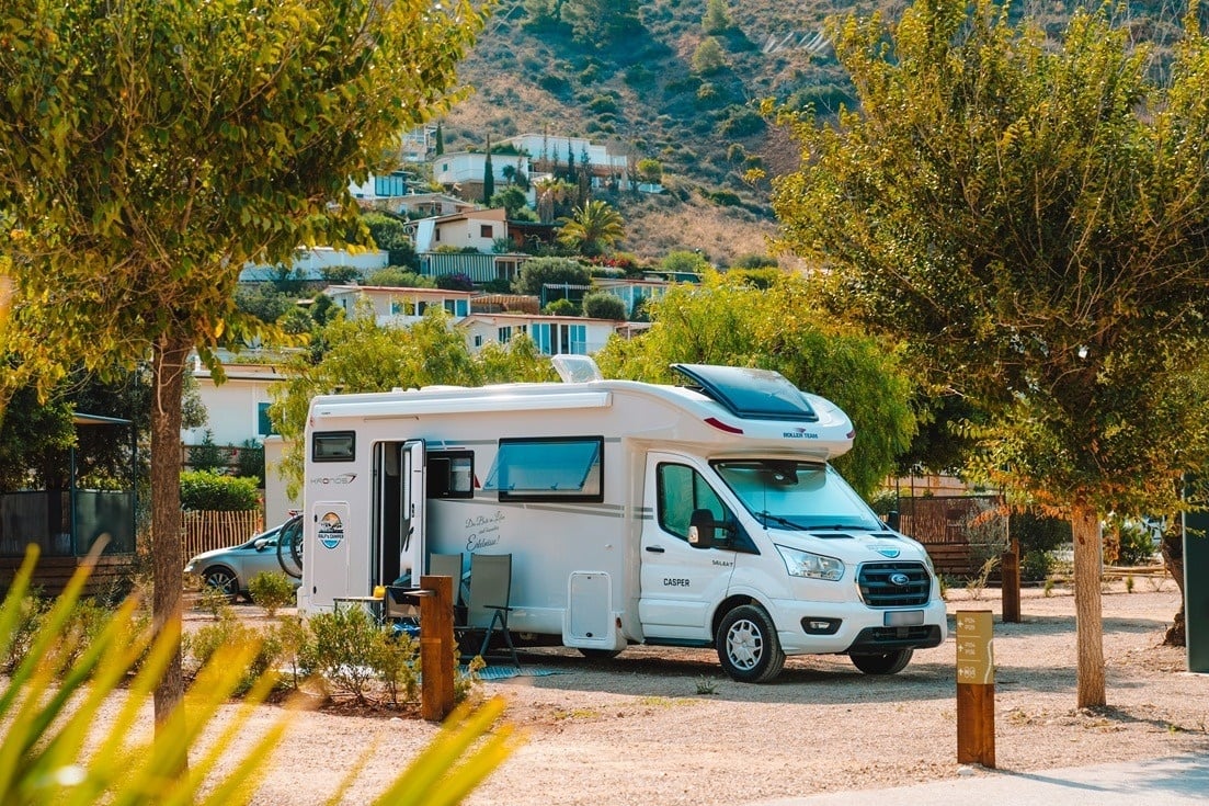 ein weißer Wohnwagen mit der Aufschrift ' camper ' auf der Seite