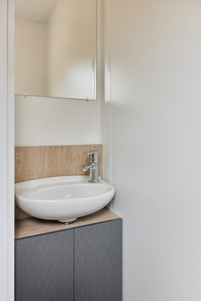 un lavabo con un grifo y un espejo en un baño