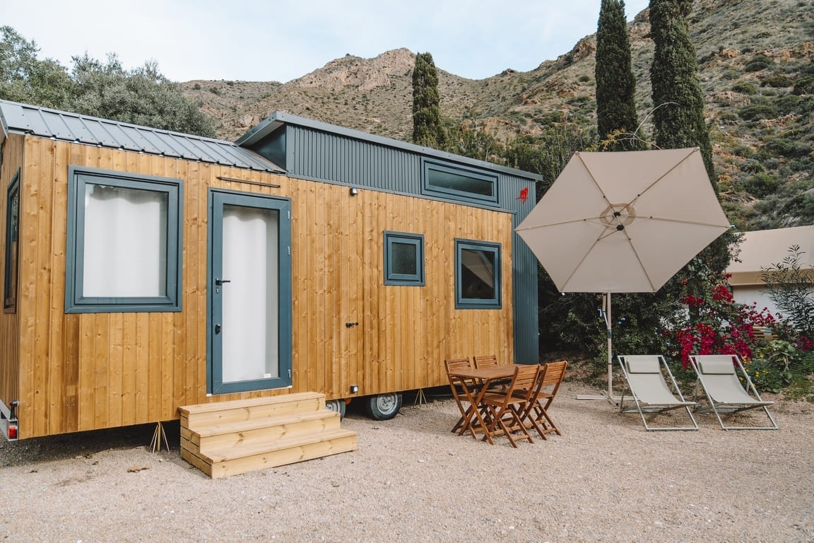 ein blaues Fahrrad steht vor einem kleinen weißen Haus