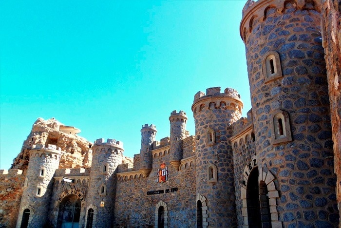 un château en pierre avec le numéro 17 sur la façade