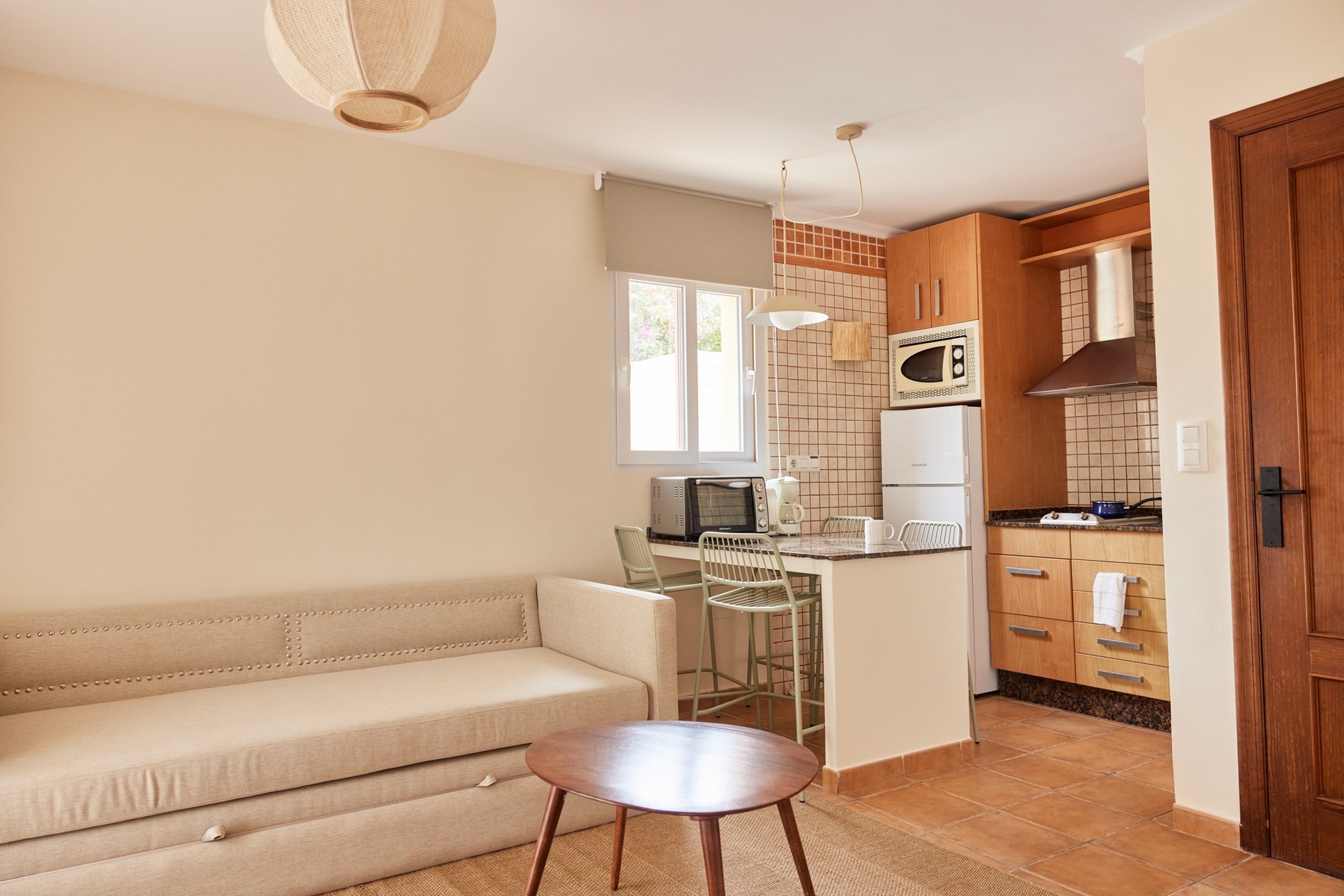 una cocina pequeña con un sofá y una mesa