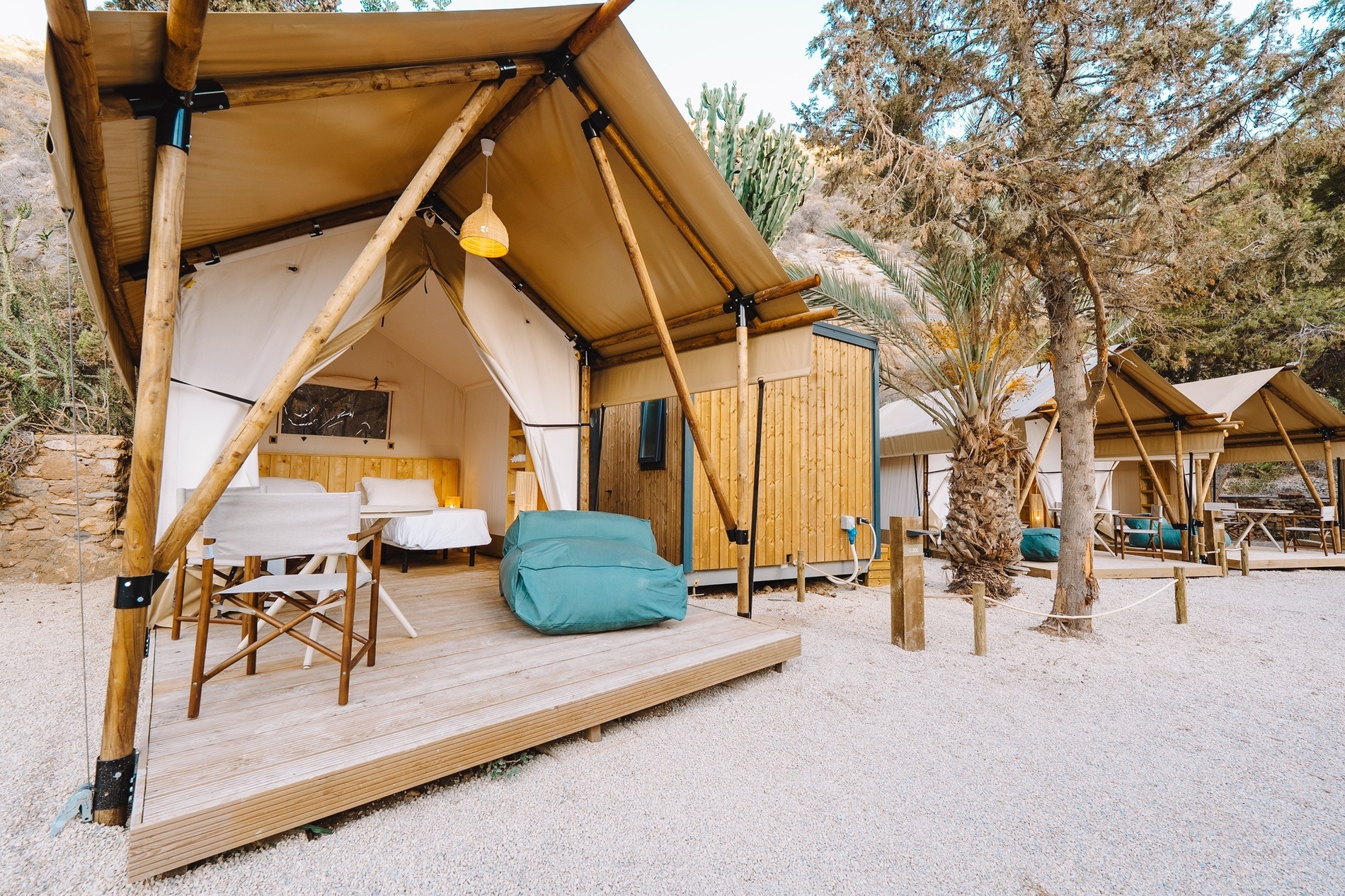 ein Zelt mit einem Bett und einem Stuhl darauf