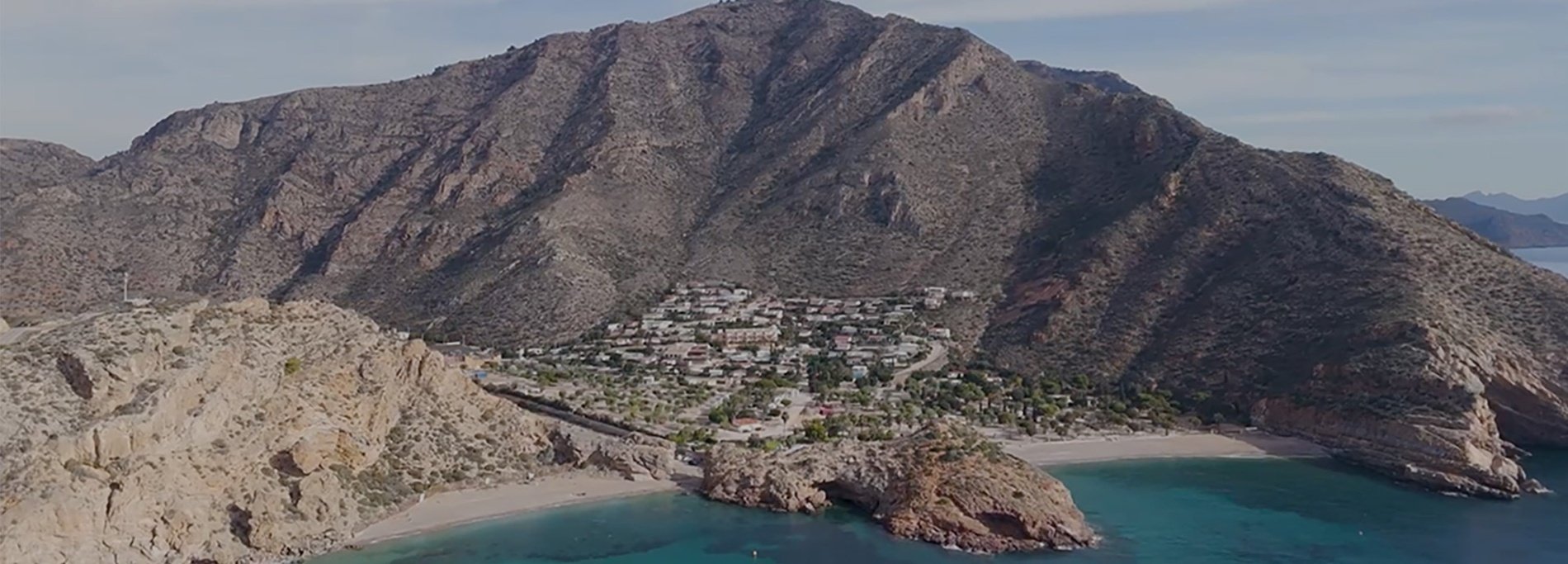 ein weißes Haus mit der Aufschrift t auf der Vorderseite