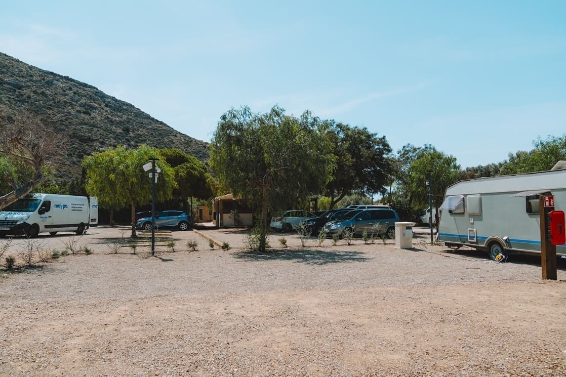 un camión blanco con la palabra mega en la parte delantera