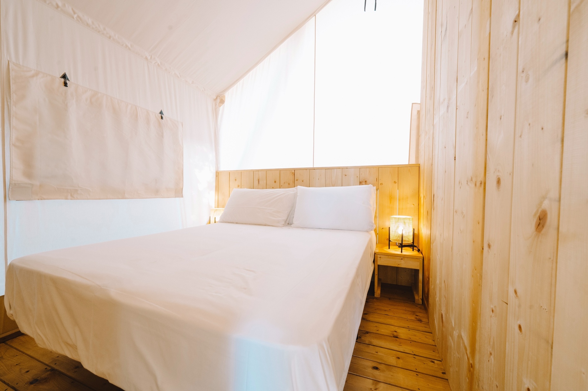 ein Schlafzimmer mit einem Bett und einem Nachttisch