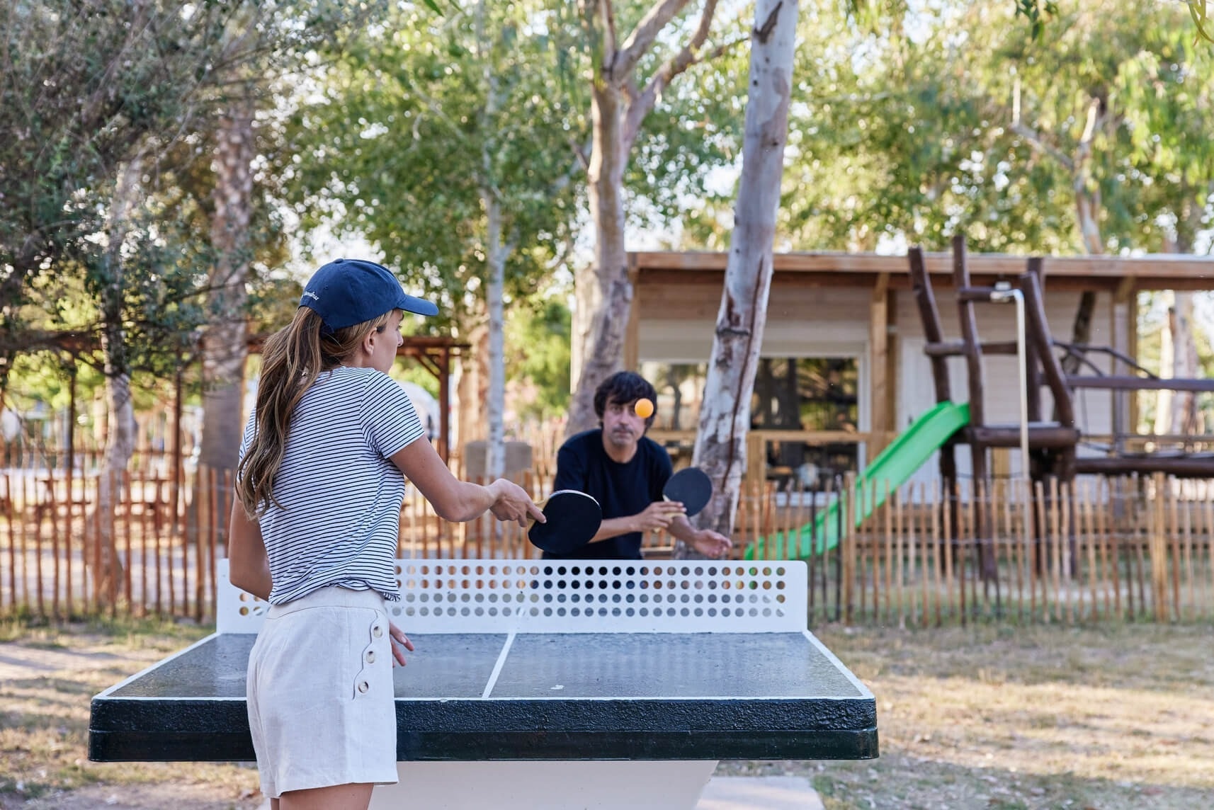un home i una menina jugant a ping pong