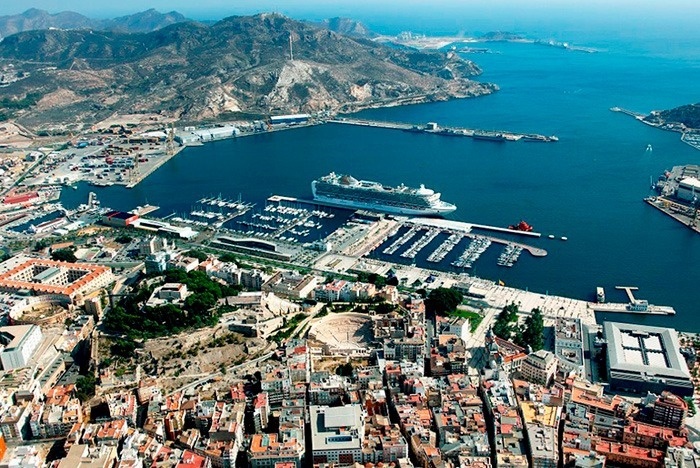une vue aérienne d' un port avec un bateau de croisière dans l' eau