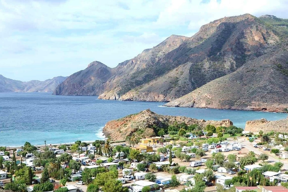 ein See mit einer kleinen Insel in der Mitte