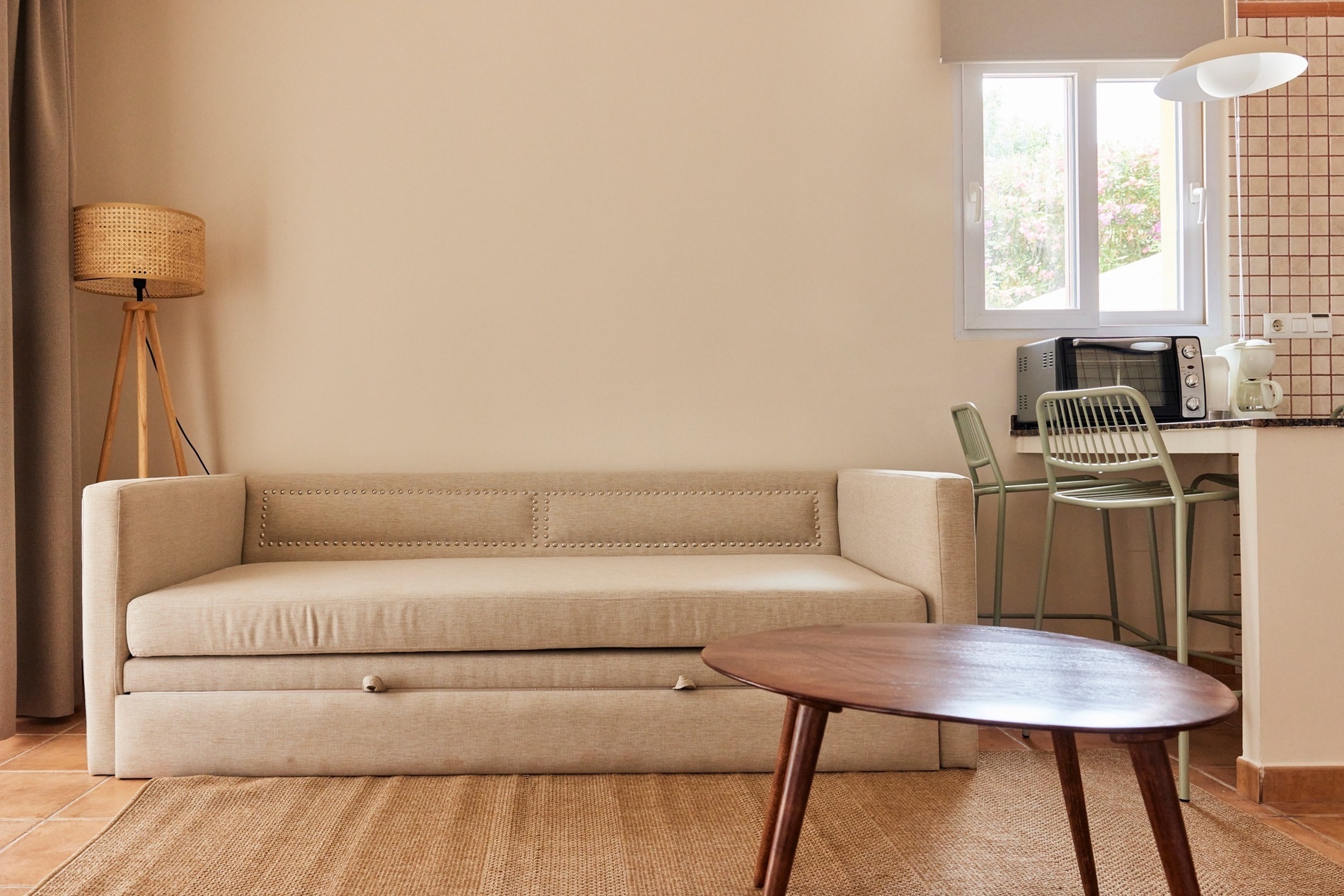 una sala de estar con un sofá y una mesa