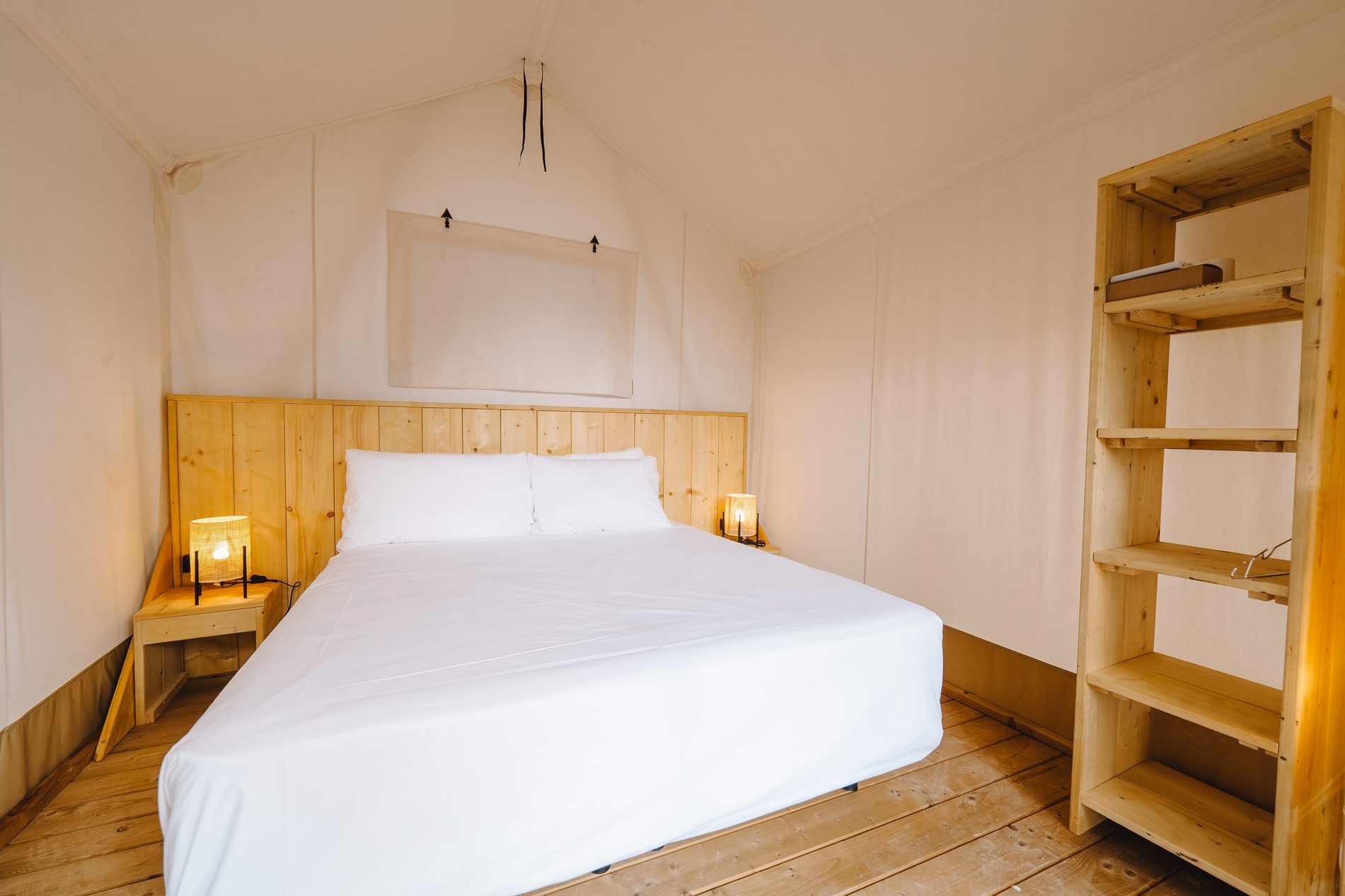 ein Schlafzimmer mit einem Bett und einem Holzregal