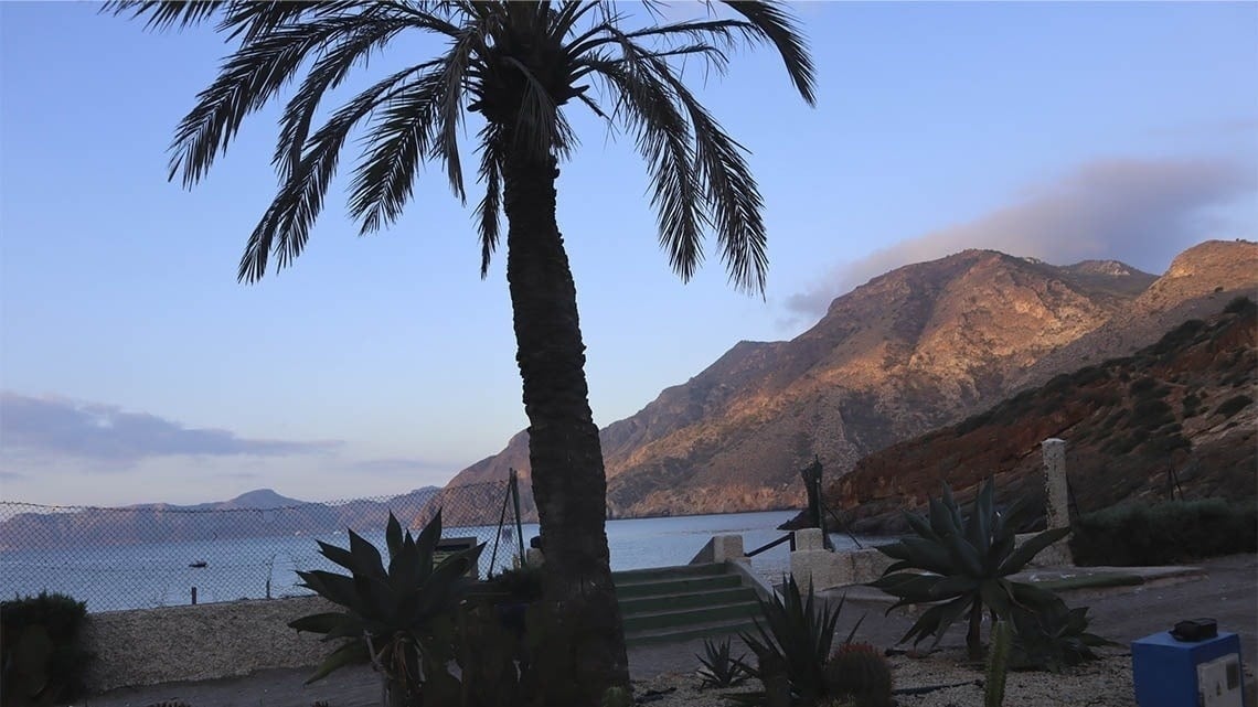 ein See mit einer kleinen Insel in der Mitte