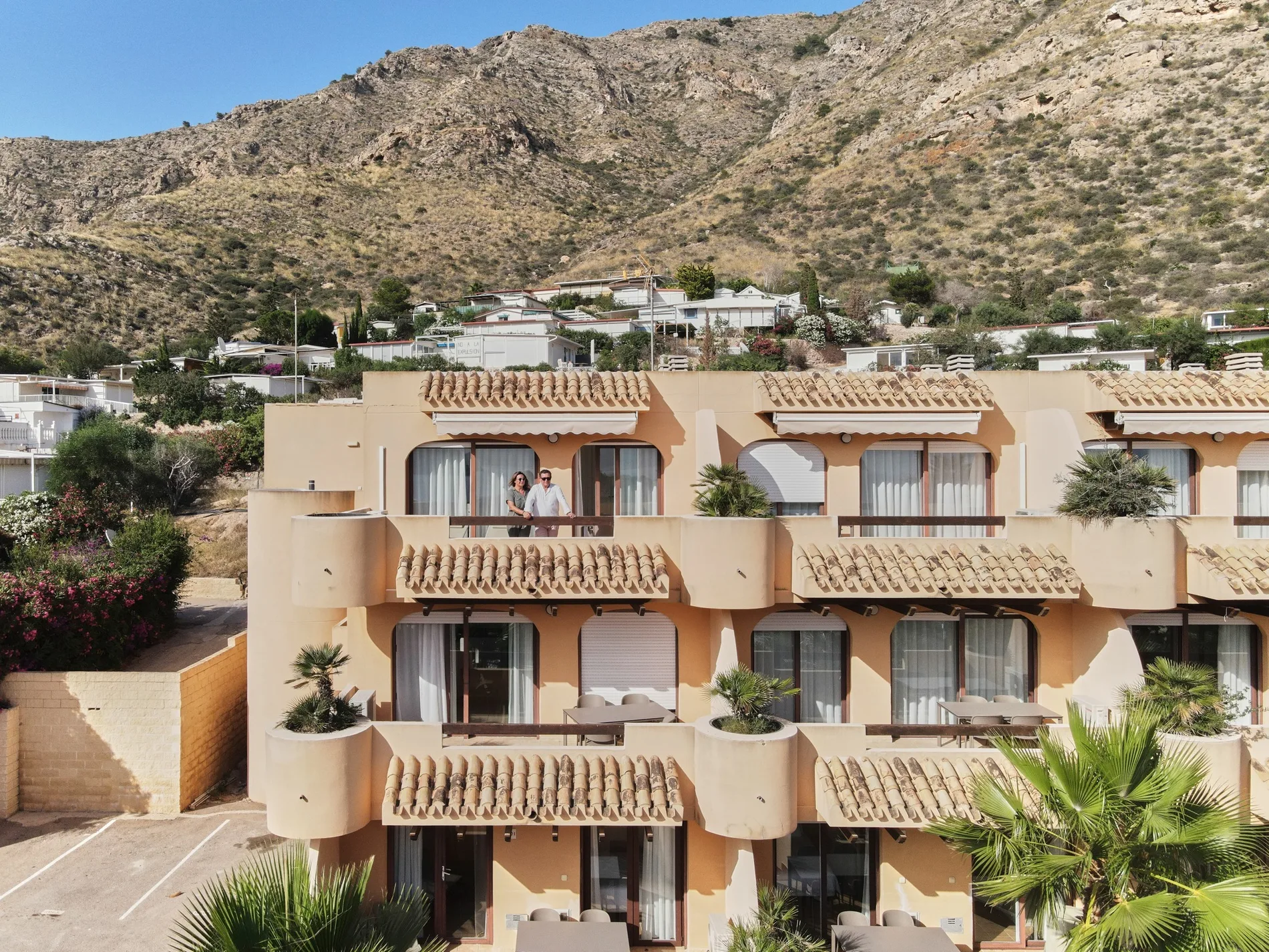 Pareja en balcón de hotel Taiga: Costa Cálida, vistas a montaña.