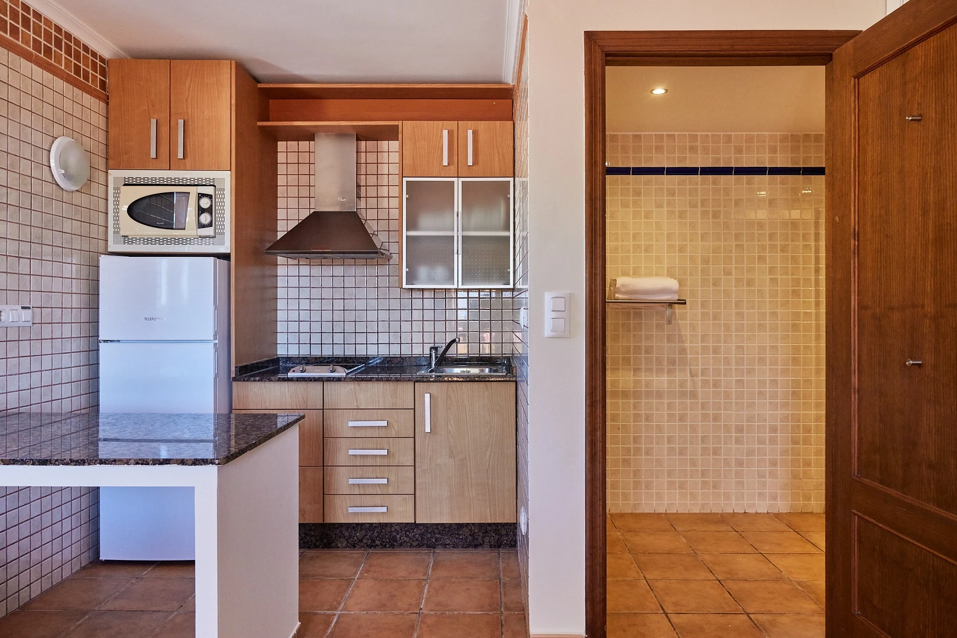 Cocina moderna equipada en Taiga: Costa Cálida, con nevera y microondas.