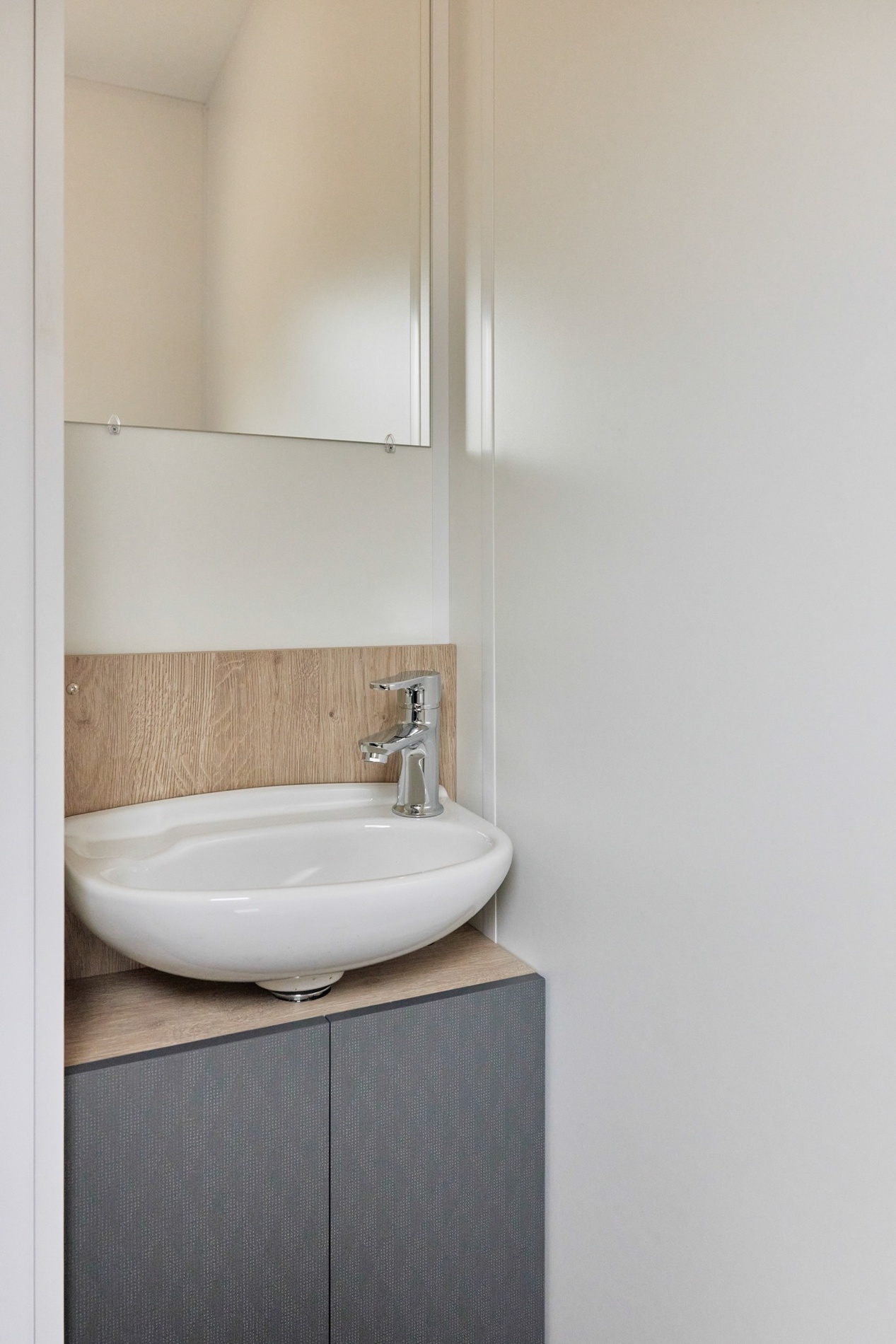 ein Badezimmer mit einem Waschbecken und einem Spiegel