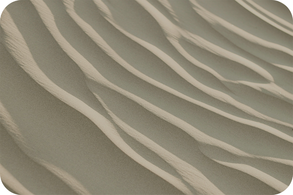 un primer plano de una duna de arena con un patrón ondulado