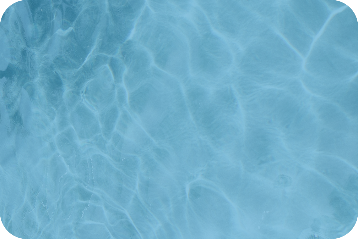 un primer plano de la superficie del agua en una piscina