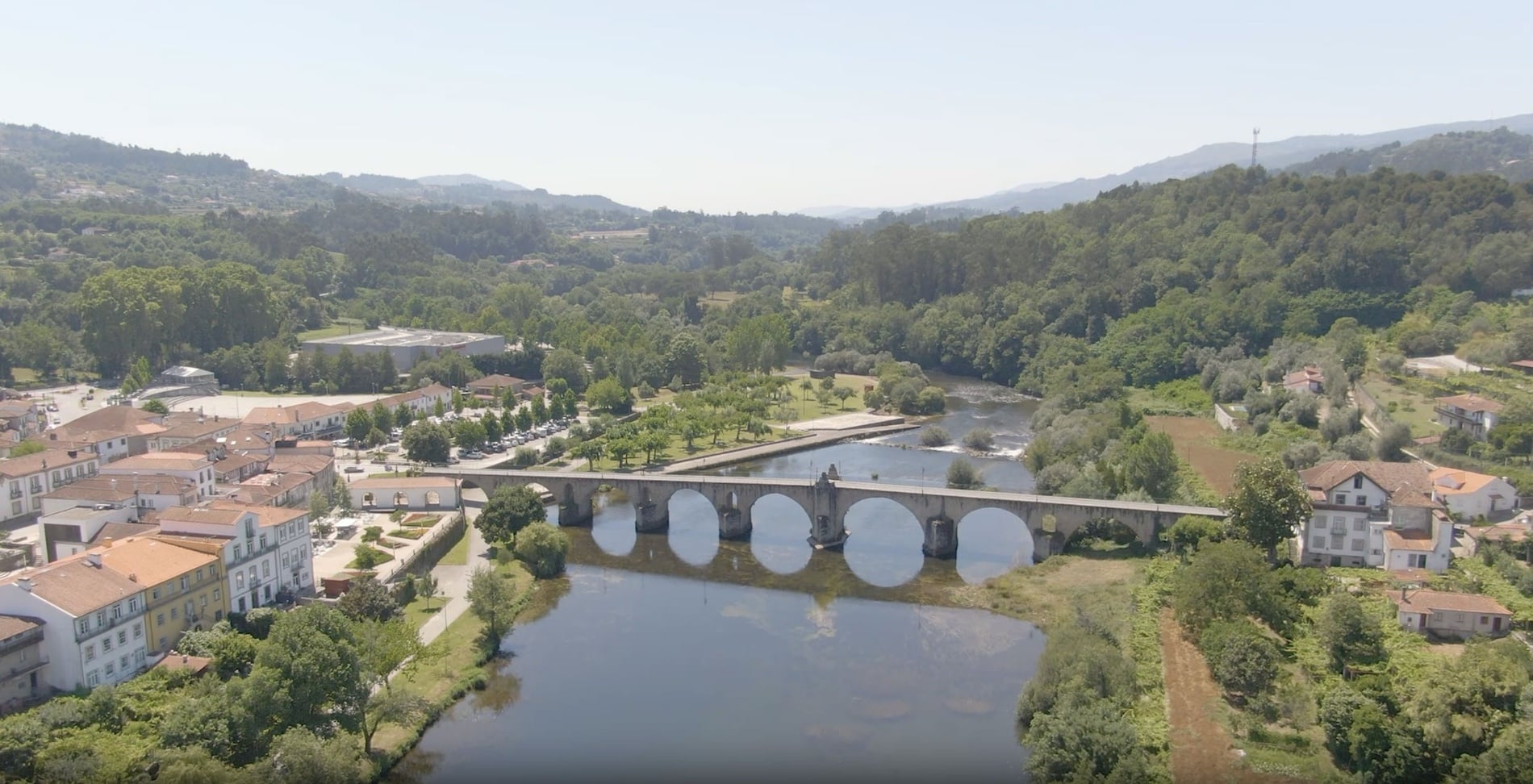 uma vista aérea de uma ponte sobre um rio