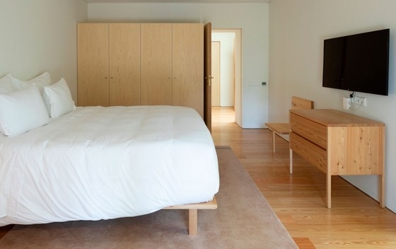 uma sala de estar com um sofá e uma tv