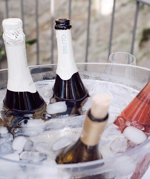 três garrafas de bruto estão em um balde de gelo