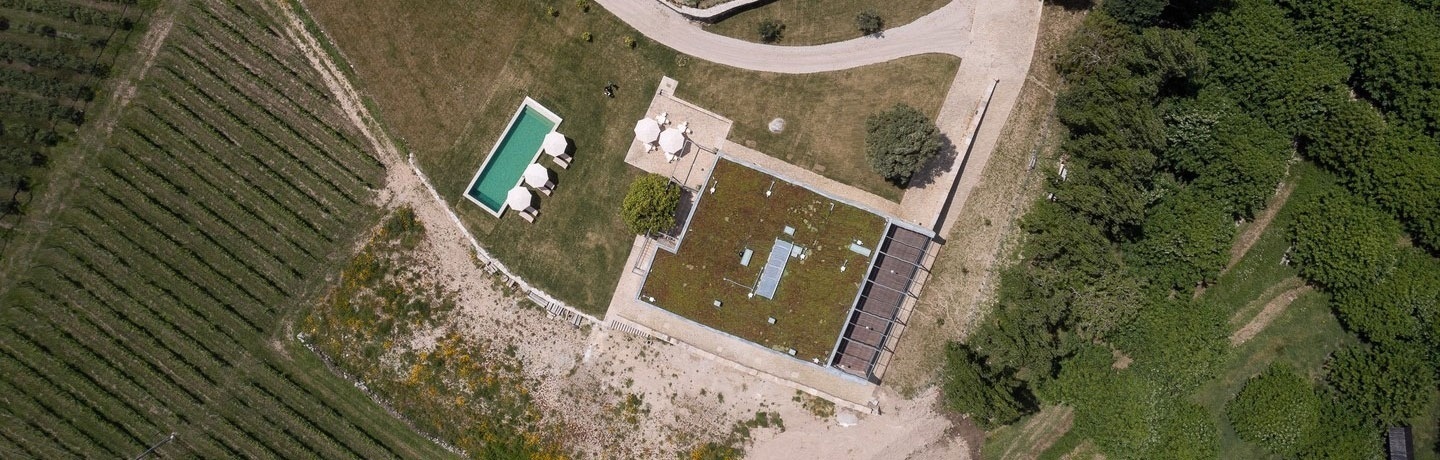 uma vista aérea de uma casa com uma piscina