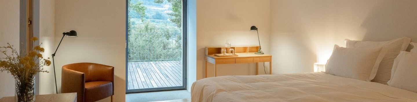 um quarto com cama , mesa e cadeira
