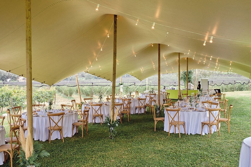 uma grande tenda com mesas e cadeiras dentro