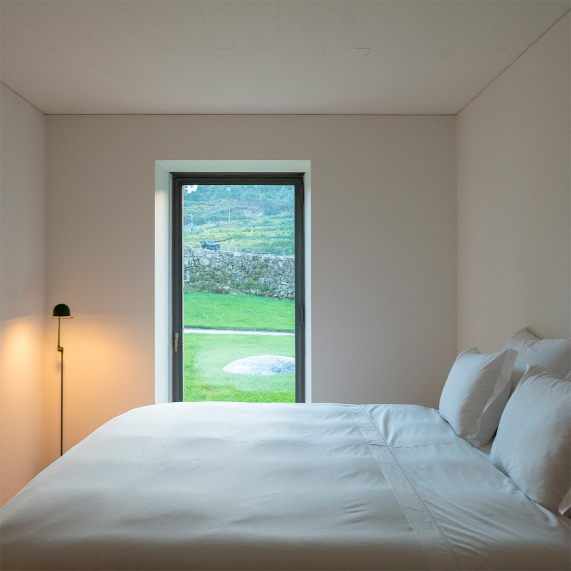 Habitación con cama doble y vistas a Quinta do Outeiro.