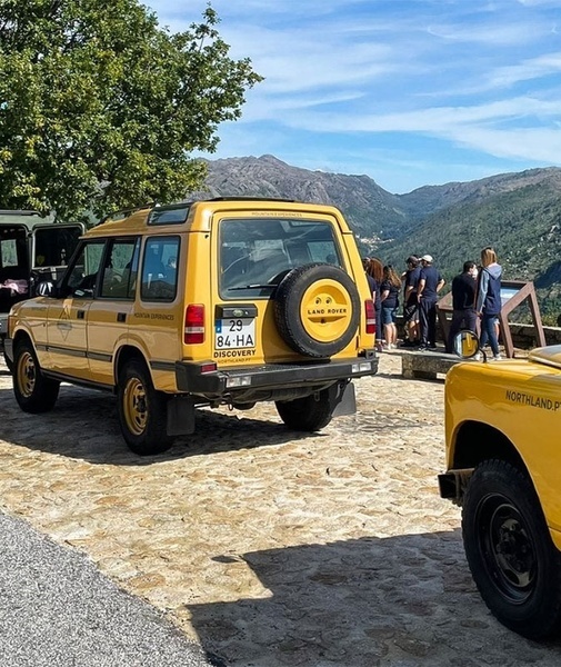 um jipe amarelo com a placa 29 84 ha