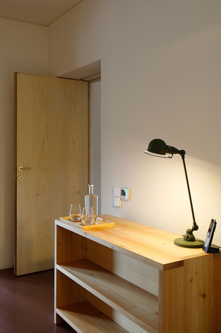 uma mesa de madeira com uma garrafa e dois copos sobre ela