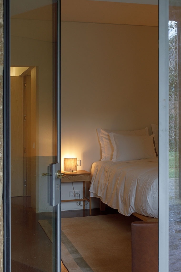 um quarto com uma cama e uma mesa de cabeceira