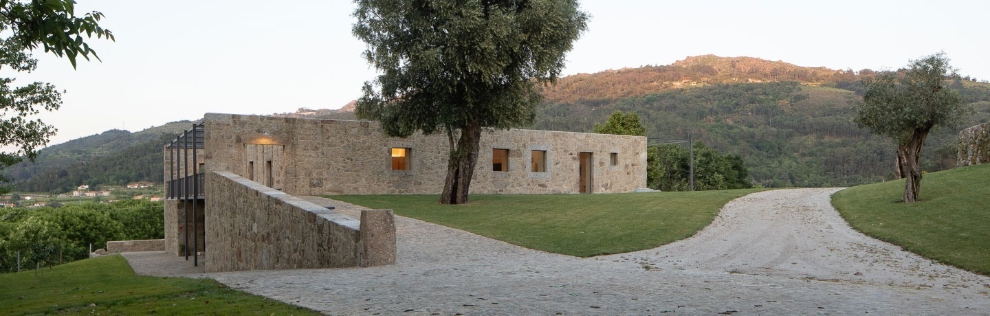 uma toalha com a palavra quinta do outeiro sobre ela