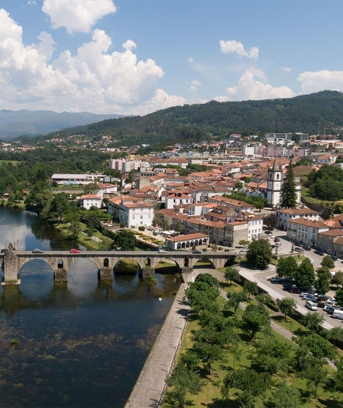 uma ponte sobre um rio com uma cidade ao fundo