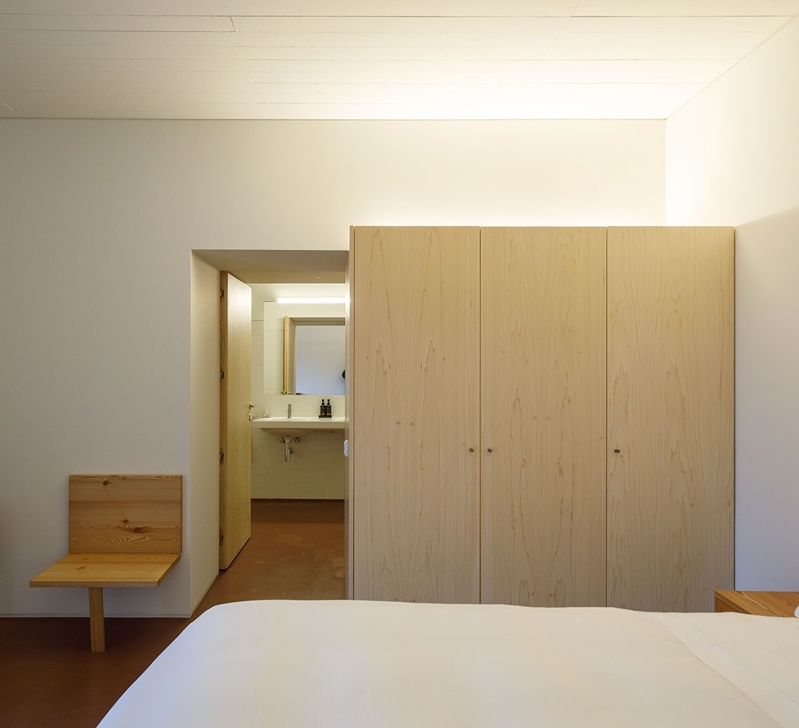 um quarto com uma cama e um armário de madeira