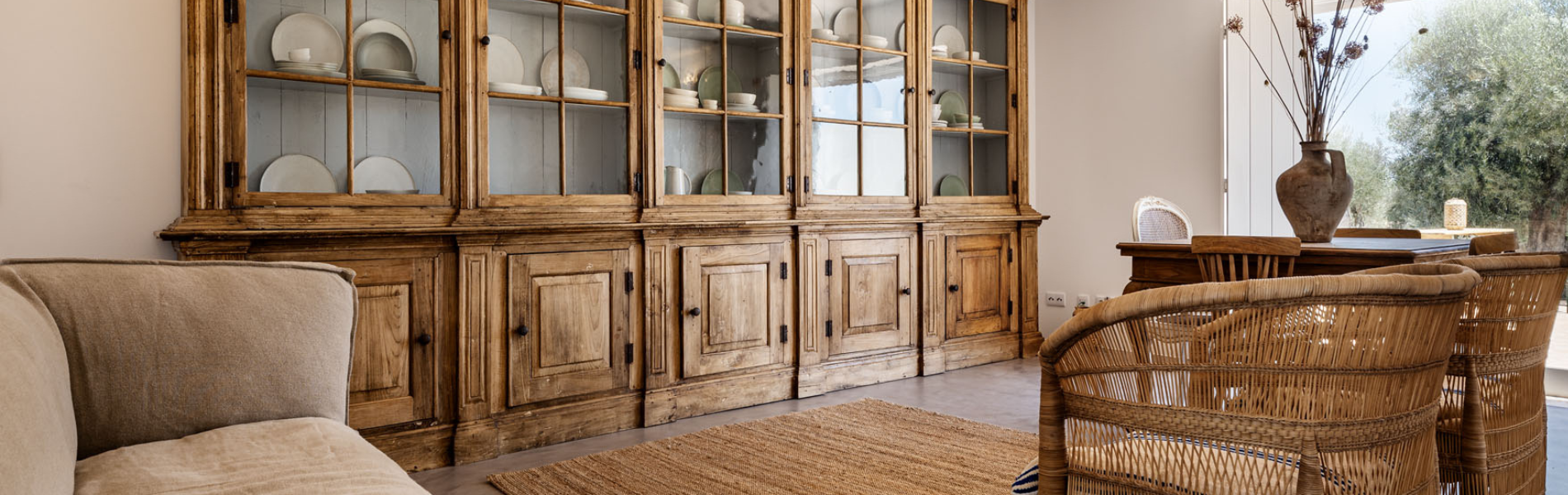 um quarto branco com uma cama e uma televisão