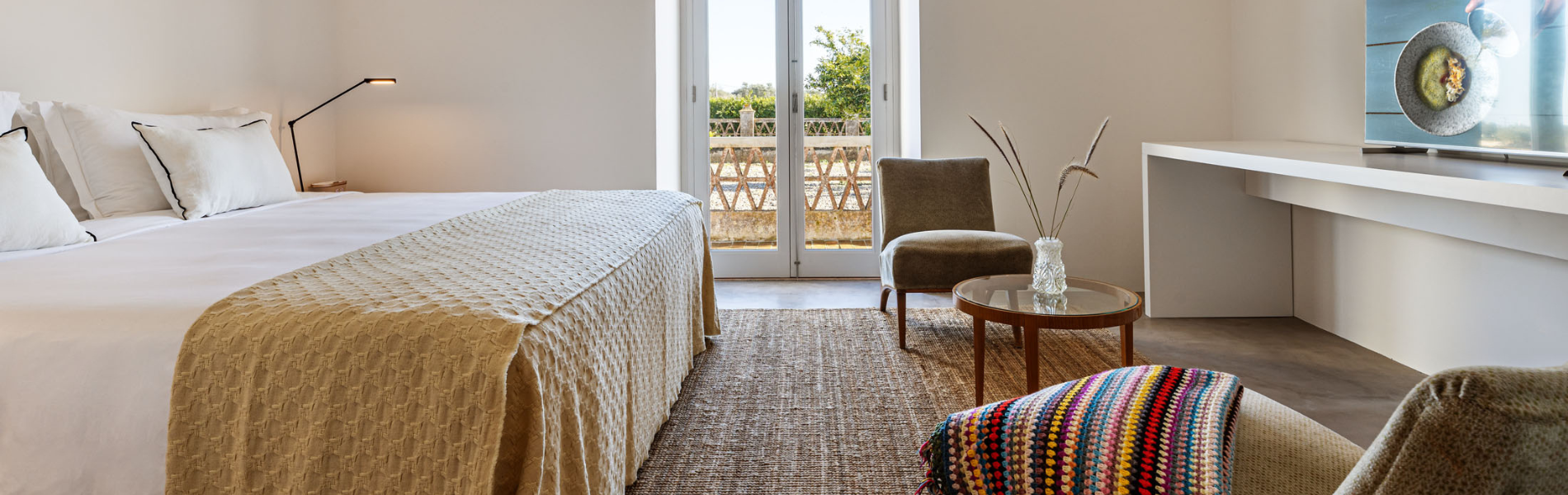 um quarto com uma cama e uma televisão na parede