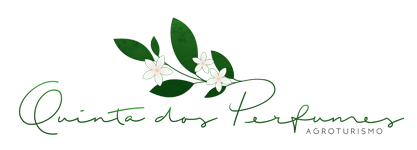 um logotipo verde com flores brancas e folhas em um fundo preto