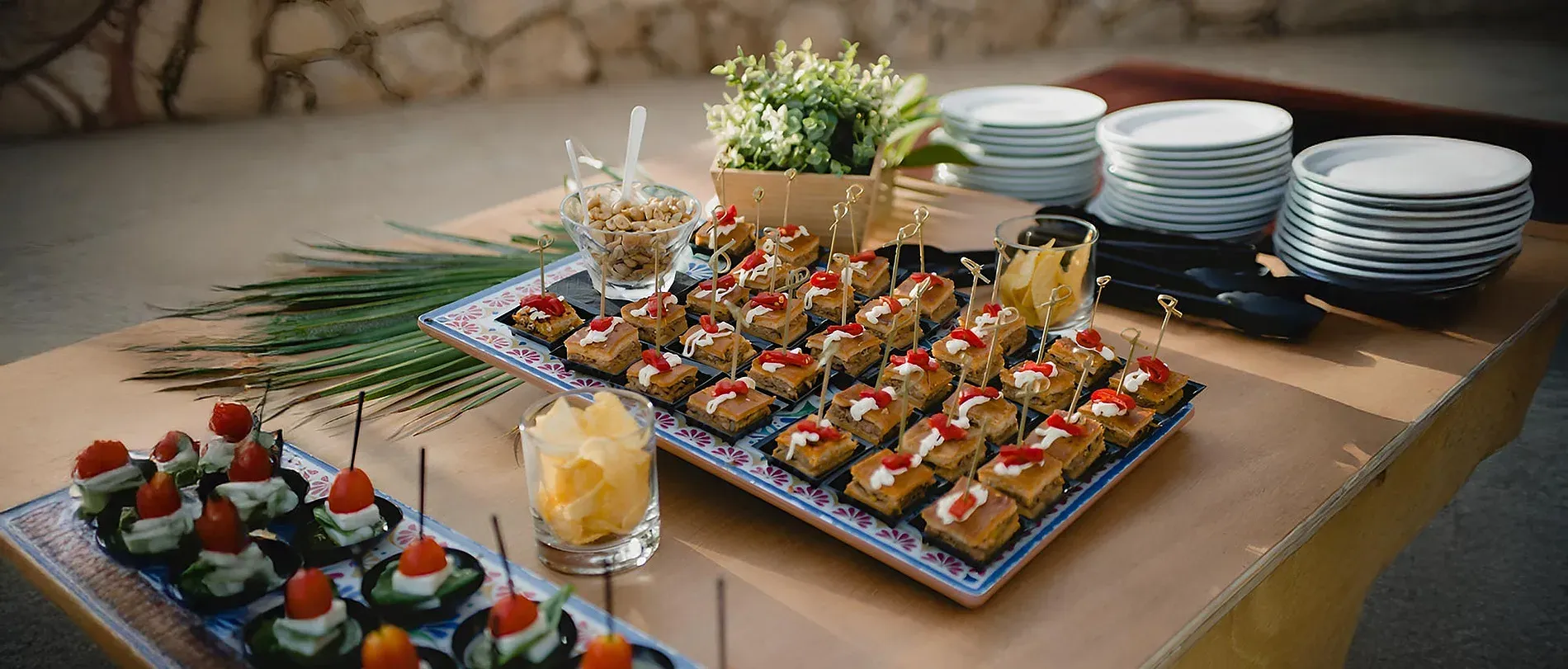 Buffet de hors-d'œuvre pour célébrations R2 Hôtels, idéales pour vos événements spéciaux.