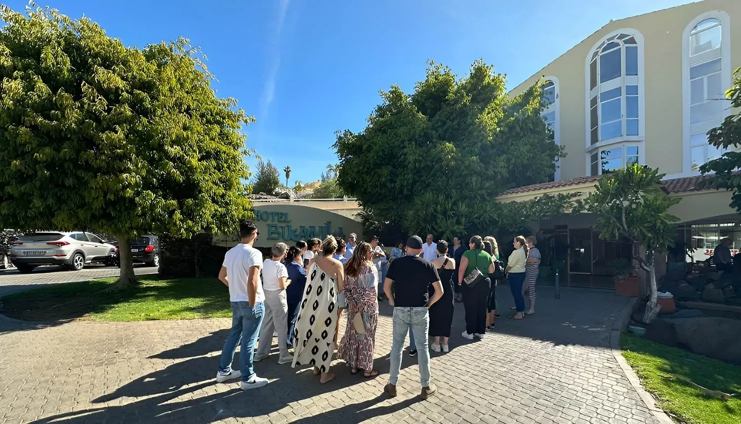R2 Hôtels : Entreprise - Groupe devant la réception par une journée ensoleillée