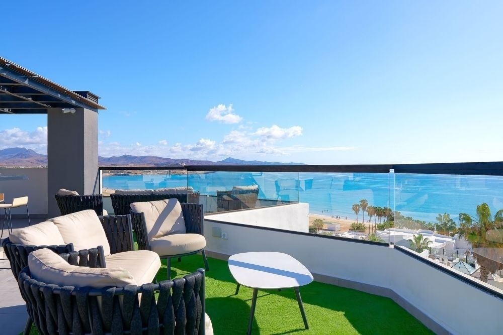 una sala conferenze piena di tavoli e sedie