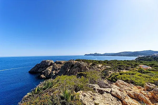 Vue panoramique sur la mer Méditerranée et la côte avec végétation, idéale pour les événements R2 Hoteles: Corporativa.
