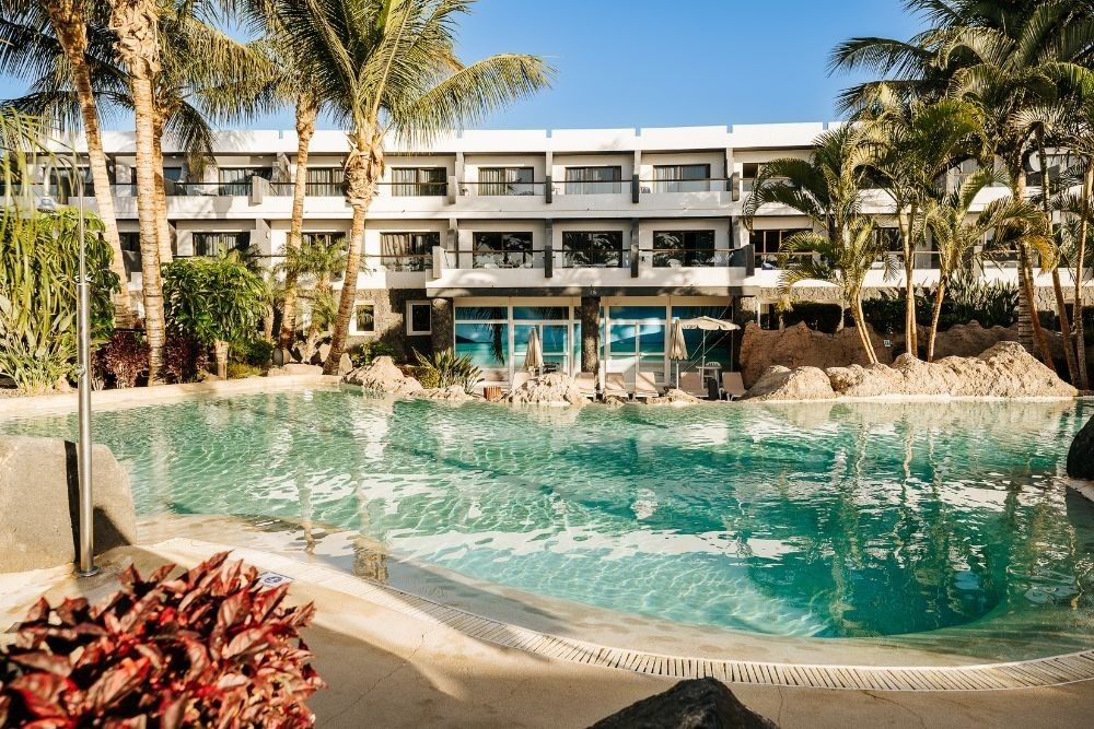 Ein Tisch mit Tellern und Besteck und einer Tischdecke mit Fischen und Wellen.