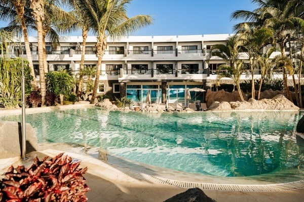 una mesa con platos y cubiertos y un mantel con peces y olas