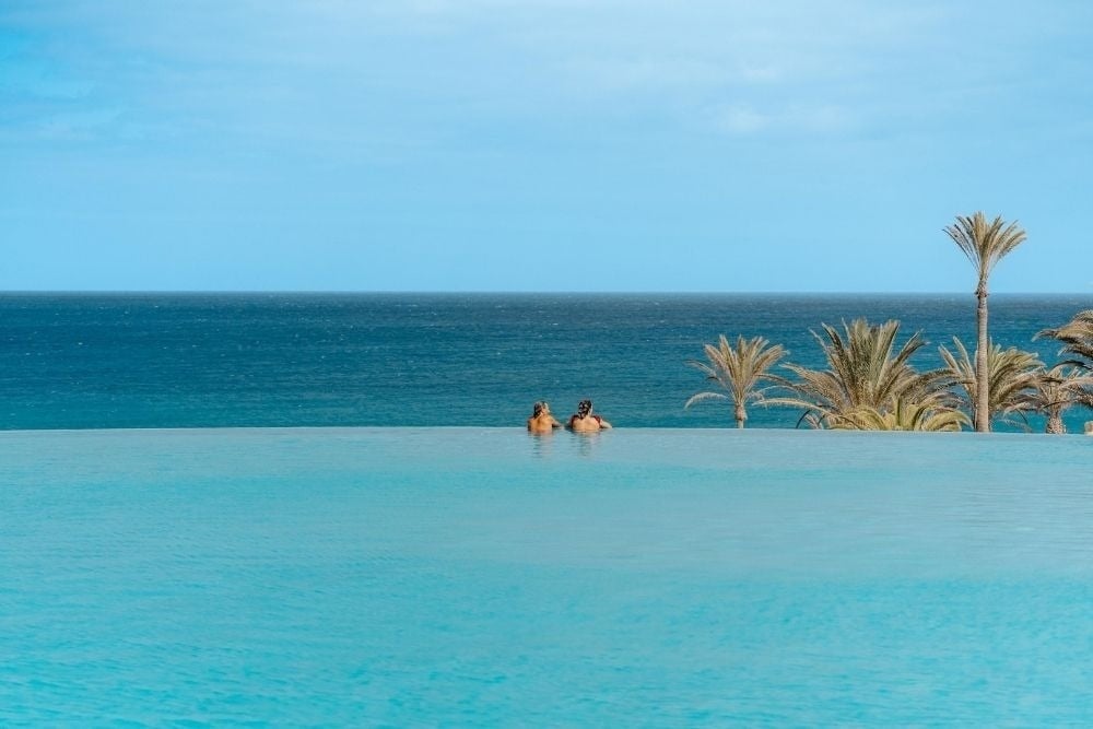 R2 Río Calma Hotel: Paar genießt Infinity-Pool mit Meerblick.
