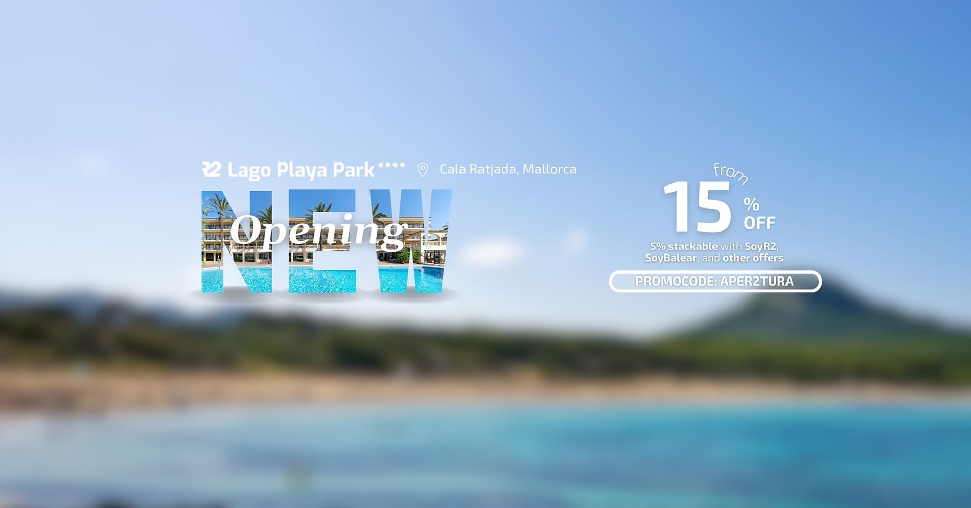 basen otoczony leżakami i parasolami z widokiem na ocean