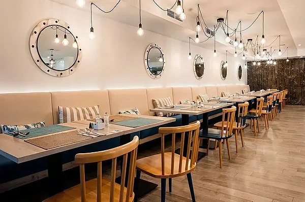 Moderne Bar im R2 Hoteles: Corporativa mit Spirituosenregalen und Hockern.