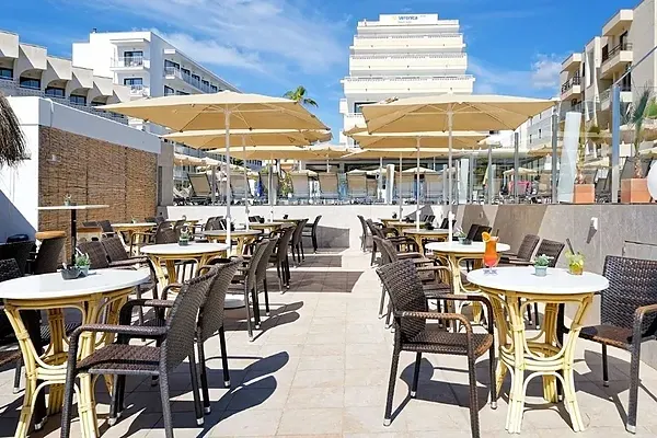 R2 Hoteles: Corporativa, mesas al aire libre para eventos empresariales.